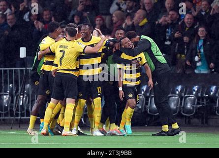 Meschack Elia des jeunes garçons célèbre avoir marqué le premier but de leur équipe avec ses coéquipiers lors du match du groupe G de l'UEFA Champions League au stade Wankdorf de Berne, en Suisse. Date de la photo : mercredi 25 octobre 2023. Banque D'Images