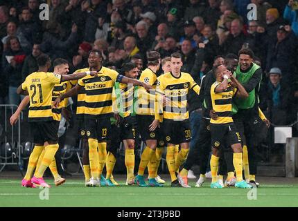 Meschack Elia des jeunes garçons célèbre avoir marqué le premier but de leur équipe avec ses coéquipiers lors du match du groupe G de l'UEFA Champions League au stade Wankdorf de Berne, en Suisse. Date de la photo : mercredi 25 octobre 2023. Banque D'Images