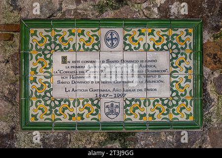 Guatemala, la Antigua - 20 juillet 2023 : gros plan, plaque sur le mur avant du Musée Casa Santa Domingo. Carreaux vert-jaune-blanc encadrés en vert. Nom et Banque D'Images