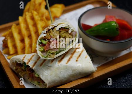 papier de falafel arabe du moyen-orient avec chips et cornichon en gros plan Banque D'Images