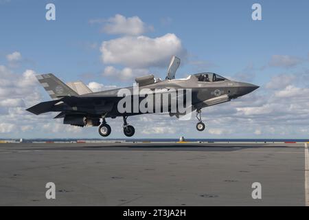 Patuxent River, États-Unis. 24 octobre 2023. Un avion de chasse furtif F-35B Lightning II du corps des Marines effectue un atterrissage vertical roulant embarqué sur le pont d'envol du porte-avions HMS Prince of Wales de classe Queen Elizabeth de la Royal Navy lors d'essais en vol de phase 3 de développement, le 24 octobre 2023 au large des côtes du Maryland, aux États-Unis. Crédit : Michael Jackson/États-Unis Navy photo/Alamy Live News Banque D'Images