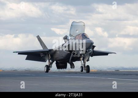 Patuxent River, États-Unis. 24 octobre 2023. Un avion de chasse furtif F-35B Lightning II du corps des Marines effectue un atterrissage vertical roulant embarqué sur le pont d'envol du porte-avions HMS Prince of Wales de classe Queen Elizabeth de la Royal Navy lors d'essais en vol de phase 3 de développement, le 24 octobre 2023 au large des côtes du Maryland, aux États-Unis. Crédit : Kyra Helwick/États-Unis Navy photo/Alamy Live News Banque D'Images