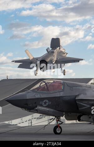 Patuxent River, États-Unis. 24 octobre 2023. Un avion de chasse furtif F-35B Lightning II du corps des Marines effectue un lancement STO depuis un saut à ski sur le pont d'envol du porte-avions HMS Prince of Wales de classe Queen Elizabeth de la Royal Navy lors d'essais en vol de phase 3 de développement, le 24 octobre 2023 au large des côtes du Maryland, aux États-Unis. Crédit : Kyra Helwick/États-Unis Navy photo/Alamy Live News Banque D'Images