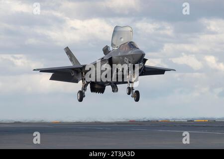 Patuxent River, États-Unis. 24 octobre 2023. Un avion de chasse furtif F-35B Lightning II du corps des Marines effectue un atterrissage vertical roulant embarqué sur le pont d'envol du porte-avions HMS Prince of Wales de classe Queen Elizabeth de la Royal Navy lors d'essais en vol de phase 3 de développement, le 24 octobre 2023 au large des côtes du Maryland, aux États-Unis. Crédit : Kyra Helwick/États-Unis Navy photo/Alamy Live News Banque D'Images