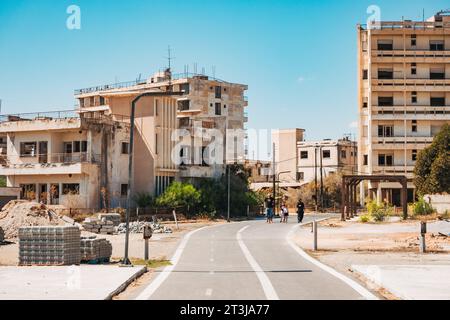 Un chemin nouvellement scellé serpente entre des appartements abandonnés à Varosha, dans le nord de Chypre. La zone a été abandonnée en 1974 et rouverte aux touristes en 2020 Banque D'Images