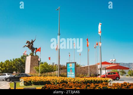 Les drapeaux de Türkiye et de Chypre du Nord flottent à côté d'une statue de Atatürk à cheval à un rond-point de la circulation dans le nord de Nicosie Banque D'Images