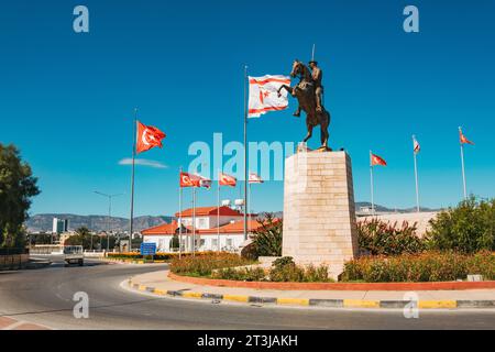 Les drapeaux de Türkiye et de Chypre du Nord flottent à côté d'une statue de Atatürk à cheval à un rond-point de la circulation dans le nord de Nicosie Banque D'Images