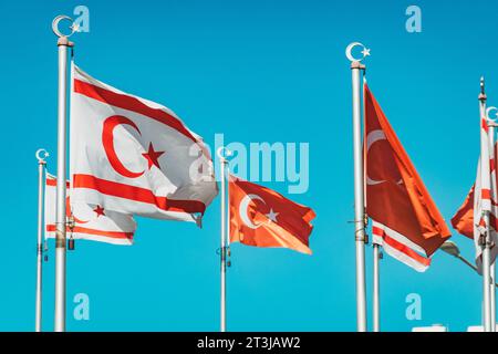 Les drapeaux de Türkish et de Chypre du Nord flottent côte à côte à un rond-point à Nicosie Nord, Chypre Banque D'Images