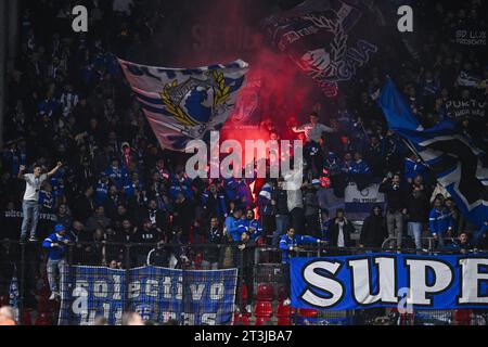 Anvers, Belgique. 25 octobre 2023. Les supporters de Porto photographiés lors d'un match de football entre le Belge Royal Antwerp FC et le Portugais FC Porto, mercredi 25 octobre 2023 à Anvers, le troisième jour de la phase de groupes de la Ligue des Champions, dans le groupe H. Belga PHOTO TOM GOYVAERTS crédit : Belga News Agency/Alamy Live News Banque D'Images
