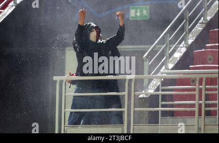 Anvers, Belgique. 25 octobre 2023. Les supporters d'Anvers photographiés après un match de football entre le Belge Royal Antwerp FC et le Portugais FC Porto, mercredi 25 octobre 2023 à Anvers, le troisième jour de la phase de groupes de la Ligue des Champions, dans le groupe H. BELGA PHOTO VIRGINIE LEFOUR Credit : Belga News Agency/Alamy Live News Banque D'Images