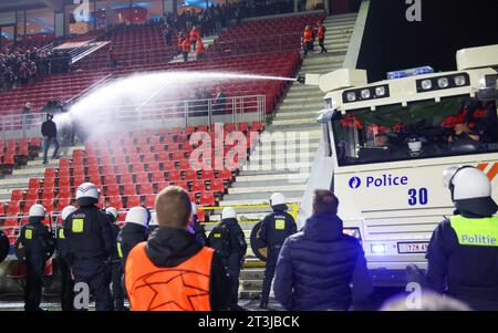 Anvers, Belgique. 25 octobre 2023. Les supporters d'Anvers photographiés après un match de football entre le Belge Royal Antwerp FC et le Portugais FC Porto, mercredi 25 octobre 2023 à Anvers, le troisième jour de la phase de groupes de la Ligue des Champions, dans le groupe H. BELGA PHOTO VIRGINIE LEFOUR Credit : Belga News Agency/Alamy Live News Banque D'Images