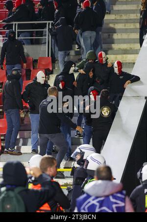 Anvers, Belgique. 25 octobre 2023. Les supporters d'Anvers photographiés après un match de football entre le Belge Royal Antwerp FC et le Portugais FC Porto, mercredi 25 octobre 2023 à Anvers, le troisième jour de la phase de groupes de la Ligue des Champions, dans le groupe H. BELGA PHOTO VIRGINIE LEFOUR Credit : Belga News Agency/Alamy Live News Banque D'Images
