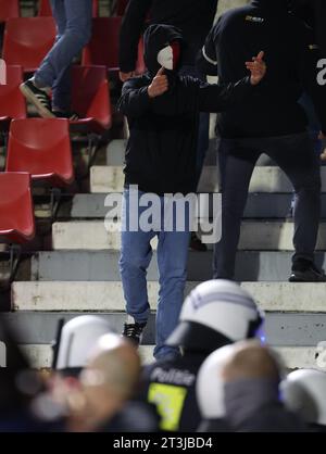 Anvers, Belgique. 25 octobre 2023. Les supporters d'Anvers photographiés après un match de football entre le Belge Royal Antwerp FC et le Portugais FC Porto, mercredi 25 octobre 2023 à Anvers, le troisième jour de la phase de groupes de la Ligue des Champions, dans le groupe H. BELGA PHOTO VIRGINIE LEFOUR Credit : Belga News Agency/Alamy Live News Banque D'Images