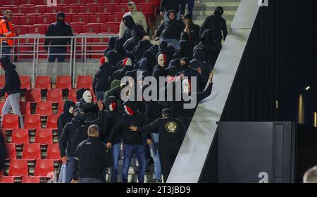 Anvers, Belgique. 25 octobre 2023. Les supporters d'Anvers photographiés après un match de football entre le Belge Royal Antwerp FC et le Portugais FC Porto, mercredi 25 octobre 2023 à Anvers, le troisième jour de la phase de groupes de la Ligue des Champions, dans le groupe H. BELGA PHOTO VIRGINIE LEFOUR Credit : Belga News Agency/Alamy Live News Banque D'Images
