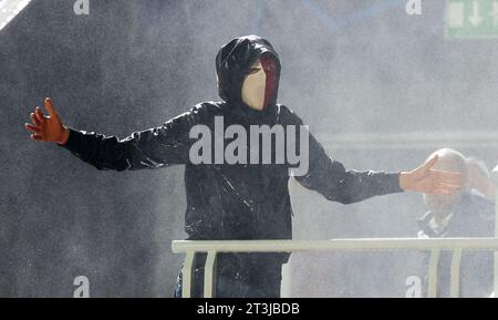 Anvers, Belgique. 25 octobre 2023. Les supporters d'Anvers photographiés après un match de football entre le Belge Royal Antwerp FC et le Portugais FC Porto, mercredi 25 octobre 2023 à Anvers, le troisième jour de la phase de groupes de la Ligue des Champions, dans le groupe H. BELGA PHOTO VIRGINIE LEFOUR Credit : Belga News Agency/Alamy Live News Banque D'Images
