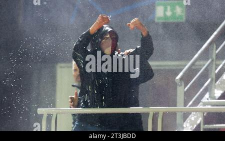 Anvers, Belgique. 25 octobre 2023. Les supporters d'Anvers photographiés après un match de football entre le Belge Royal Antwerp FC et le Portugais FC Porto, mercredi 25 octobre 2023 à Anvers, le troisième jour de la phase de groupes de la Ligue des Champions, dans le groupe H. BELGA PHOTO VIRGINIE LEFOUR Credit : Belga News Agency/Alamy Live News Banque D'Images