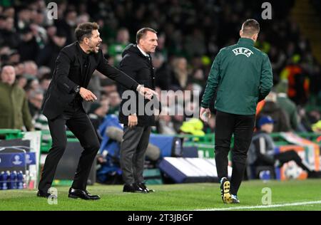 Glasgow, Royaume-Uni. 25 octobre 2023. Diego Simeone Manager de wasnÕt Atletico Madrid est satisfait de ses joueurs et des officiels lors du match de l’UEFA Champions League au Celtic Park, Glasgow. Le crédit photo devrait se lire : Neil Hanna/Sportimage crédit : Sportimage Ltd/Alamy Live News Banque D'Images