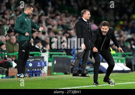 Glasgow, Royaume-Uni. 25 octobre 2023. Diego Simeone Manager de wasnÕt Atletico Madrid est satisfait de ses joueurs et des officiels lors du match de l’UEFA Champions League au Celtic Park, Glasgow. Le crédit photo devrait se lire : Neil Hanna/Sportimage crédit : Sportimage Ltd/Alamy Live News Banque D'Images