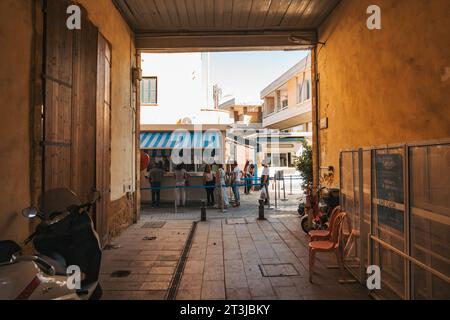 Un poste de contrôle de police au point de passage de la rue Ledra, sur le côté sud de la zone tampon des Nations Unies dans la ville de Nicosie, Chypre Banque D'Images