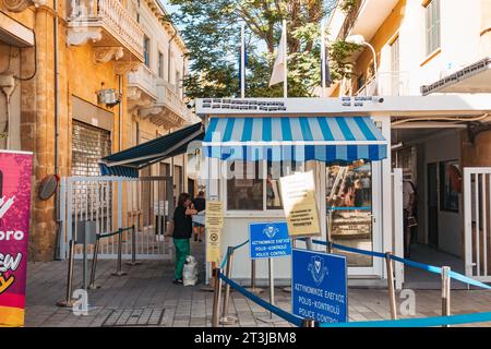 Un poste de contrôle de police au point de passage de la rue Ledra, sur le côté sud de la zone tampon des Nations Unies dans la ville de Nicosie, Chypre Banque D'Images