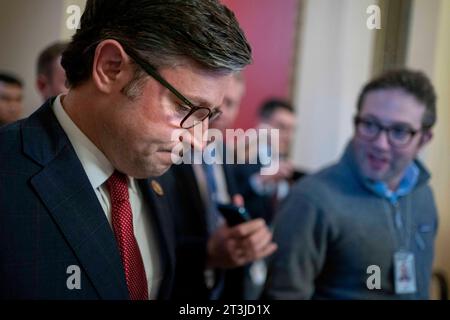 Washington, États-Unis. 25 octobre 2023. Président de la Chambre Mike Johnson, R-LA, se rend à l'étage de la Chambre au Capitole des États-Unis à Washington, DC, le mercredi 25 octobre 2023. Plus tôt aujourd'hui, Johnson, le quatrième président désigné depuis que le représentant Kevin McCarthy, R-CA a été évincé en octobre 4, a été élu et assermenté en tant que 56e président de la Chambre. Photo Bonnie Cash/UPI crédit : UPI/Alamy Live News Banque D'Images