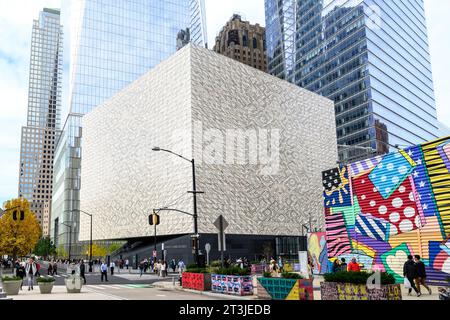 New York, États-Unis. 25 octobre 2023. Le Ronald Perelman Performing Arts Center (PACNYC) dans le Lower Manhattan. Le nouveau centre emblématique des arts de la scène qui couvre environ 90 000 pieds carrés (8 400 m2) répartis sur trois étages. Crédit : Enrique Shore/Alamy Live News Banque D'Images