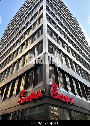 Chick-fil-A et immeuble de bureaux, 1180 Avenue of the Americas, New York City, New York, USA Banque D'Images