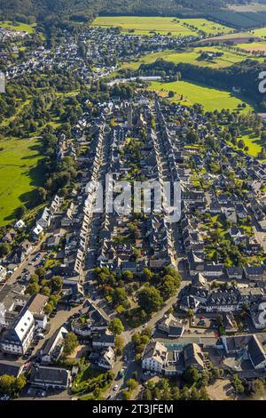 Luftbild, Ortsansicht Wohngebiet Oststraße und Weststraße mit Kath. St.-Alexander-Kirche, Schmallenberg, Sauerland, Nordrhein-Westfalen, Deutschland ACHTUNGxMINDESTHONORARx60xEURO *** vue aérienne, vue de la ville quartier résidentiel Oststraße et Weststraße avec église catholique St Alexander, Schmallenberg, Sauerland, Rhénanie du Nord Westphalie, Allemagne ATTENTIONXMINESTHONORARx60xEURO crédit : Live Alamy/Imago Banque D'Images