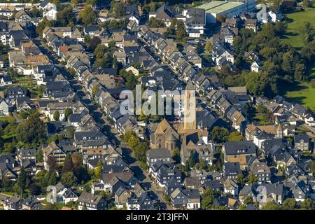 Luftbild, Ortsansicht Wohngebiet Oststraße und Weststraße mit Kath. St.-Alexander-Kirche, Schmallenberg, Sauerland, Nordrhein-Westfalen, Deutschland ACHTUNGxMINDESTHONORARx60xEURO *** vue aérienne, vue de la ville quartier résidentiel Oststraße et Weststraße avec église catholique St Alexander, Schmallenberg, Sauerland, Rhénanie du Nord Westphalie, Allemagne ATTENTIONXMINESTHONORARx60xEURO crédit : Live Alamy/Imago Banque D'Images