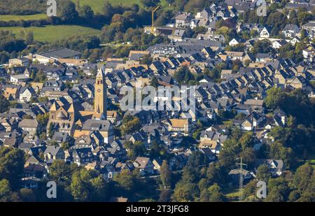 Luftbild, Ortsansicht Wohngebiet Oststraße und Weststraße mit Kath. St.-Alexander-Kirche, Schmallenberg, Sauerland, Nordrhein-Westfalen, Deutschland ACHTUNGxMINDESTHONORARx60xEURO *** vue aérienne, vue de la ville quartier résidentiel Oststraße et Weststraße avec église catholique St Alexander, Schmallenberg, Sauerland, Rhénanie du Nord Westphalie, Allemagne ATTENTIONXMINESTHONORARx60xEURO crédit : Live Alamy/Imago Banque D'Images