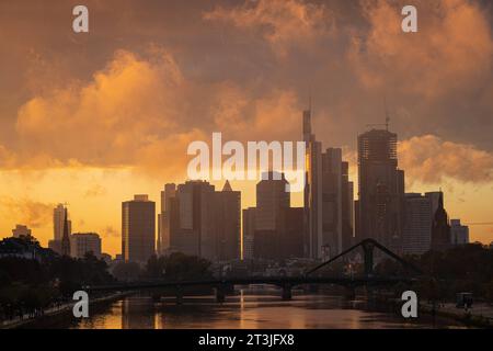 Die Frankfurter Skyline am Abend Tief hängende Regenwolken umschließen die Frankfurter Bankenskyline und leuchten im Licht der untergehenden Abendsonne. Frankfurt am main Osthafen Hessen Deutschland *** la Skyline de Francfort en soirée de faibles nuages de pluie suspendus entourent la Skyline bancaire de Francfort et brillent à la lumière du soleil couchant Frankfurt am main Osthafen Hesse Allemagne 2023-10-25 ffm Skyline 01 Credit : Imago/Alamy Live News Banque D'Images