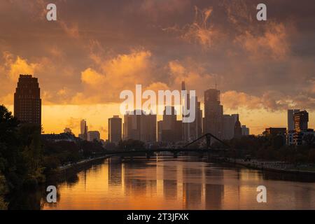 Die Frankfurter Skyline am Abend Tief hängende Regenwolken umschließen die Frankfurter Bankenskyline und leuchten im Licht der untergehenden Abendsonne. Frankfurt am main Osthafen Hessen Deutschland *** la Skyline de Francfort en soirée de faibles nuages de pluie suspendus entourent la Skyline bancaire de Francfort et brillent à la lumière du soleil couchant Frankfurt am main Osthafen Hesse Allemagne 2023-10-25 ffm Skyline 02 Credit : Imago/Alamy Live News Banque D'Images