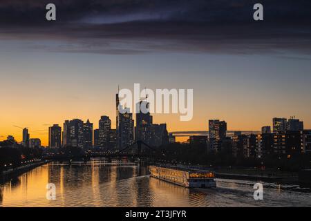 Die Frankfurter Skyline am Abend Ein dichtes Wolkenband zieht am Abend kurz nach Sonnenuntergang über die Frankfurter Bankenskyline hinweg. Frankfurt am main Osthafen Hessen Deutschland *** la Skyline de Francfort dans la soirée Une dense bande de nuages passe sur la Skyline bancaire de Francfort dans la soirée peu après le coucher du soleil Frankfurt am main Osthafen Hesse Allemagne 2023-10-25 ffm Skyline 06 crédit : Imago/Alamy Live News Banque D'Images