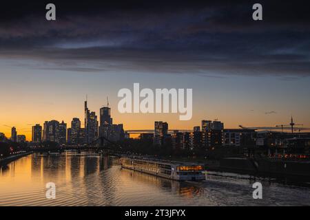 Die Frankfurter Skyline am Abend Ein dichtes Wolkenband zieht am Abend kurz nach Sonnenuntergang über die Frankfurter Bankenskyline hinweg. Frankfurt am main Osthafen Hessen Deutschland *** la Skyline de Francfort dans la soirée Une dense bande de nuages passe sur la Skyline bancaire de Francfort dans la soirée peu après le coucher du soleil Frankfurt am main Osthafen Hesse Allemagne 2023-10-25 ffm Skyline 05 crédit : Imago/Alamy Live News Banque D'Images