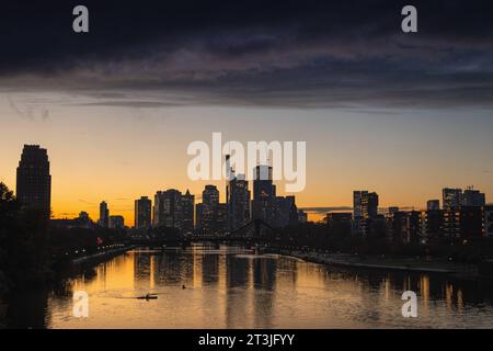 Die Frankfurter Skyline am Abend Ein dichtes Wolkenband zieht am Abend kurz nach Sonnenuntergang über die Frankfurter Bankenskyline hinweg. Frankfurt am main Osthafen Hessen Deutschland *** la Skyline de Francfort dans la soirée Une dense bande de nuages passe sur la Skyline bancaire de Francfort dans la soirée peu après le coucher du soleil Frankfurt am main Osthafen Hesse Allemagne 2023-10-25 ffm Skyline 04 crédit : Imago/Alamy Live News Banque D'Images