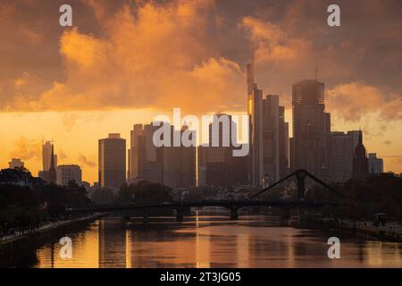 Die Frankfurter Skyline am Abend Tief hängende Regenwolken umschließen die Frankfurter Bankenskyline und leuchten im Licht der untergehenden Abendsonne. Frankfurt am main Osthafen Hessen Deutschland *** la Skyline de Francfort en soirée de faibles nuages de pluie suspendus entourent la Skyline bancaire de Francfort et brillent à la lumière du soleil couchant Frankfurt am main Osthafen Hesse Allemagne 2023-10-25 ffm Skyline 03 Credit : Imago/Alamy Live News Banque D'Images