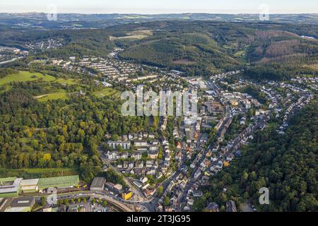 Luftbild, Ortsansicht im Waldgebiet Siegen-Lindenberg, Lindenbergfriedhof, Siegen, Siegerland, Rhénanie-du-Nord-Westphalie, Deutschland ACHTUNGxMINDESTHONORARx60xEURO *** vue aérienne, vue du village dans la zone forestière Siegen Lindenberg, cimetière Lindenberg, Siegen, Siegerland, Rhénanie du Nord Westphalie, Allemagne ATTENTIONxMINESTHONORARx60xEURO crédit : Imago/Alamy Live News Banque D'Images