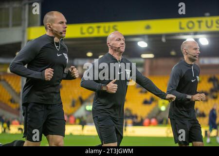 L'arbitre Simon Hooper se prépare avant le match avec les assistants Adrian Holmes et Simon long lors du match du Sky Bet Championship entre Norwich City et Middlesbrough à Carrow Road, Norwich le mardi 24 octobre 2023. (Photo : David Watts | MI News) crédit : MI News & Sport / Alamy Live News Banque D'Images