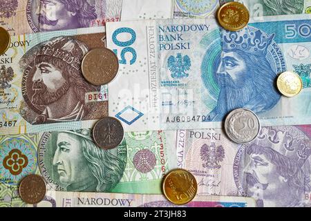 Pile de billets de banque Sloty polonais et des pièces de monnaie comme arrière-plan. Banque D'Images