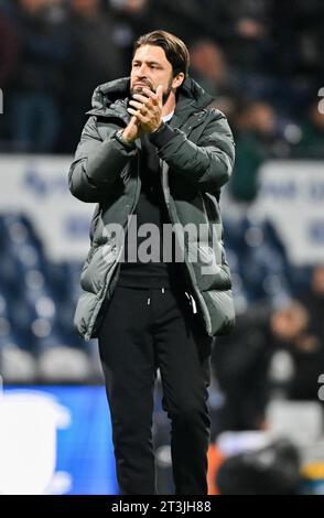 Russell Martin Manager du Southampton football Club applaudit les fans itinérants de Southampton, lors du Sky Bet Championship Match Preston North End vs Southampton à Deepdale, Preston, Royaume-Uni, le 25 octobre 2023 (photo de Cody Froggatt/News Images) Banque D'Images