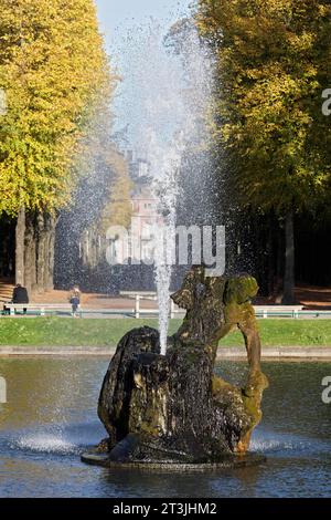 Monument de la fontaine Jroener Jong avec fontaine, figure triton couverte d'algues, jardin de la Cour de Duesseldorf, Duesseldorf, Rhénanie du Nord-Westphalie, Allemagne Banque D'Images