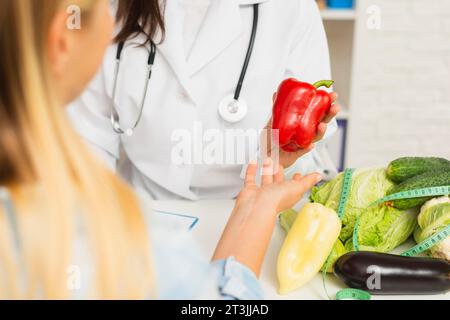 Gros plan patient médecin avec des légumes Banque D'Images