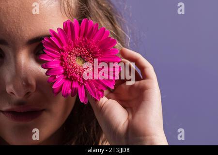 Gros plan fleur tenue par l'espace de copie de femme Banque D'Images