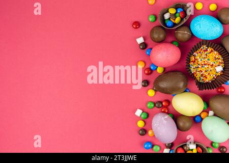 Oeufs de Pâques avec table de bonbons d'oeufs de chocolat Banque D'Images