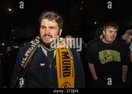 Newcastle upon Tyne, Royaume-Uni. 25 octobre 2023. Les supporters de Newcastle United quittent le stade de St James' Park après leur match à domicile de l'UEFA Champions League contre le Borussia Dortmund, qui s'est terminé par une défaite de Newcastle 0-1. Crédit : Hazel Plater/Alamy Live News Banque D'Images