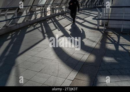 Passagers devant la gare centrale de Wembley, Brent, Londres, Angleterre, Royaume-Uni Banque D'Images