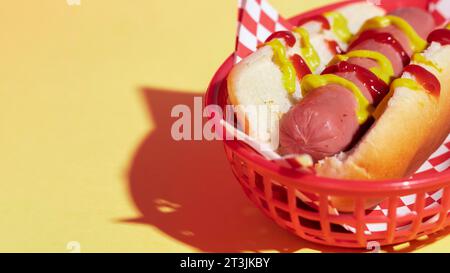 Arrangement à angle élevé avec panier à hot-dog savoureux Banque D'Images