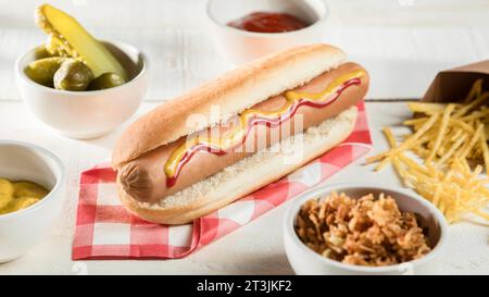 Hot-dog vue haute avec condiments au fromage Banque D'Images