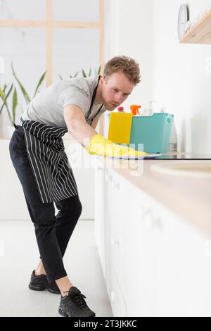 Homme à angle bas pour le nettoyage de la cuisine Banque D'Images