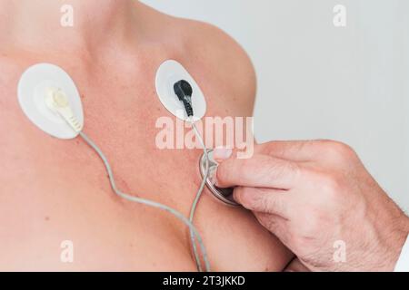 Main d'homme avec stéthoscope vérifiant la respiration femme Banque D'Images